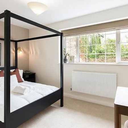 Newly Renovated 1-bed Flat \ Town Centre Apartment *