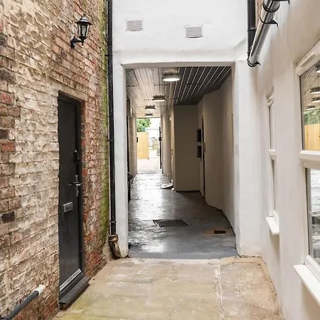 Newly Renovated 1-bed Flat \ Town Centre *